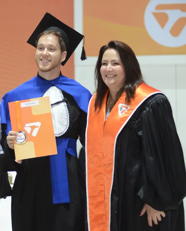 Gustavo Silva Bonfin (média 91,81 em Arquitetura e Urbanismo) e a coordenadora profa. mestranda Raquel Salla Morato Leite