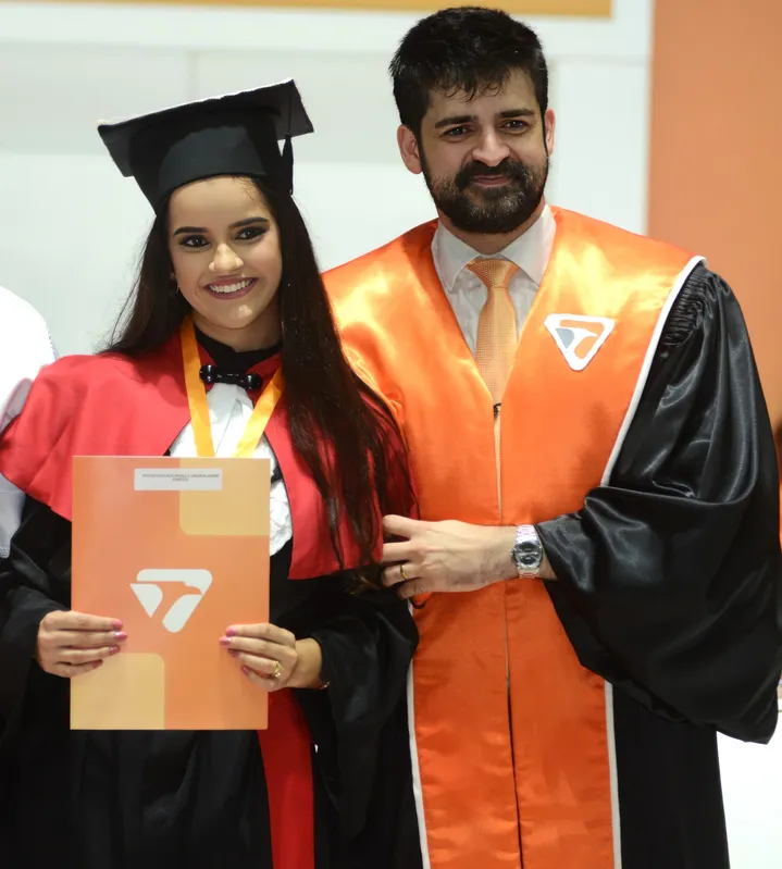 Inglid Kawane Reglly Amaral Rossi (média 94,73 em Direito) e o coordenador prof. mestre Thiago César Giazzi