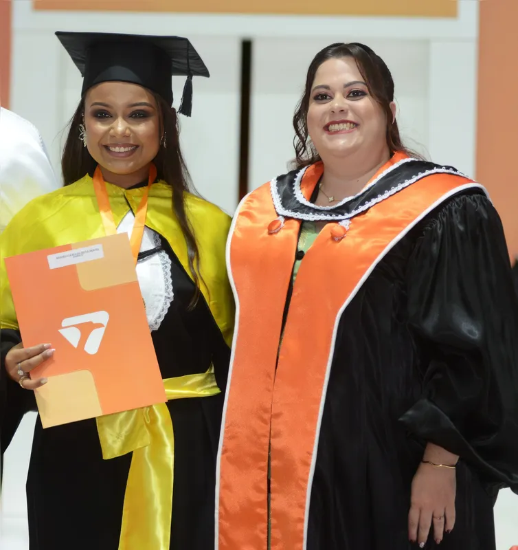 Rafaela Luiza da Silva Moura (média 95,19 em Farmácia) e a pró-reitora de Graduação profa. dra. Anelise Franciosi