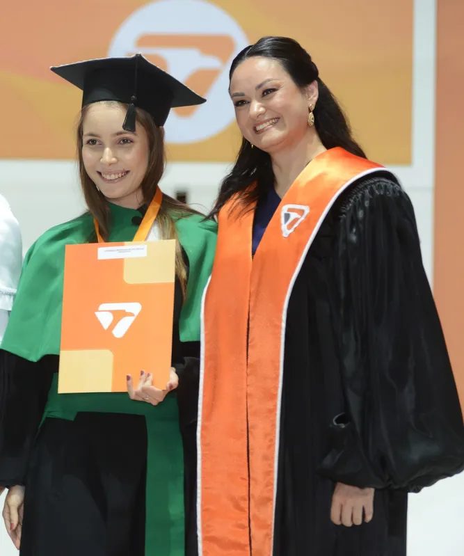 Izabelle Bitencourt de Mello (média 93,25 em Fisioterapia) e a coordenadora profa. mestre Heloísa Freiria Tsukamoto