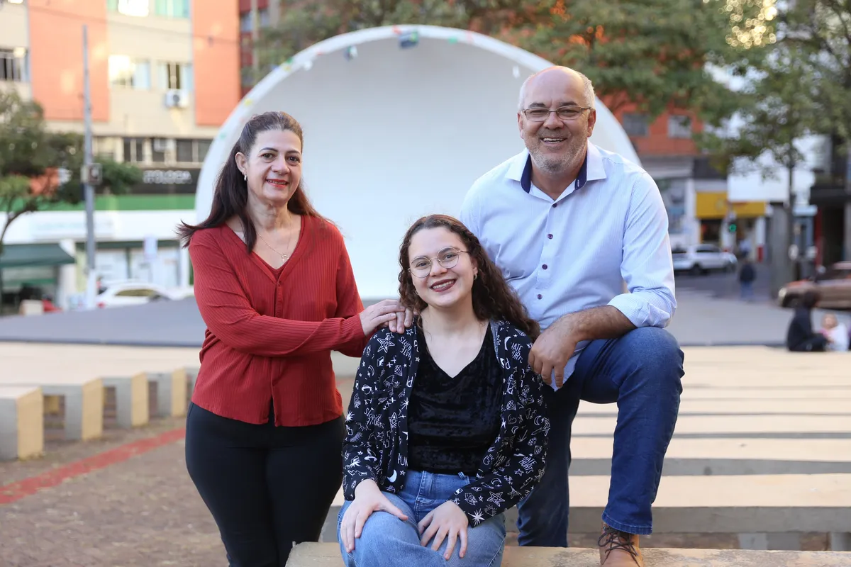 Ana Laura com os pais Andreia e Paulo Roberto: tudo mérito dela
