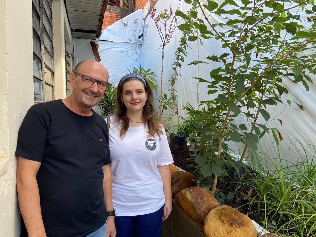 Lorena Disseró e o orientador Saulo Gaspar cultivaram 12 espécies de plantas ao lado da sala para melhorar o conforto térmico