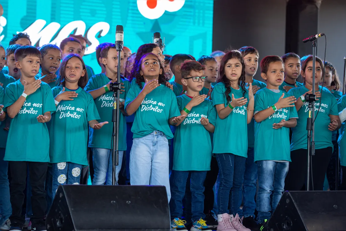 Alunos da rede municipal de Irerê, Paiquerê e Maravilha participam do Coro Música nos Distritos que se apresentou na ExpoLondrina