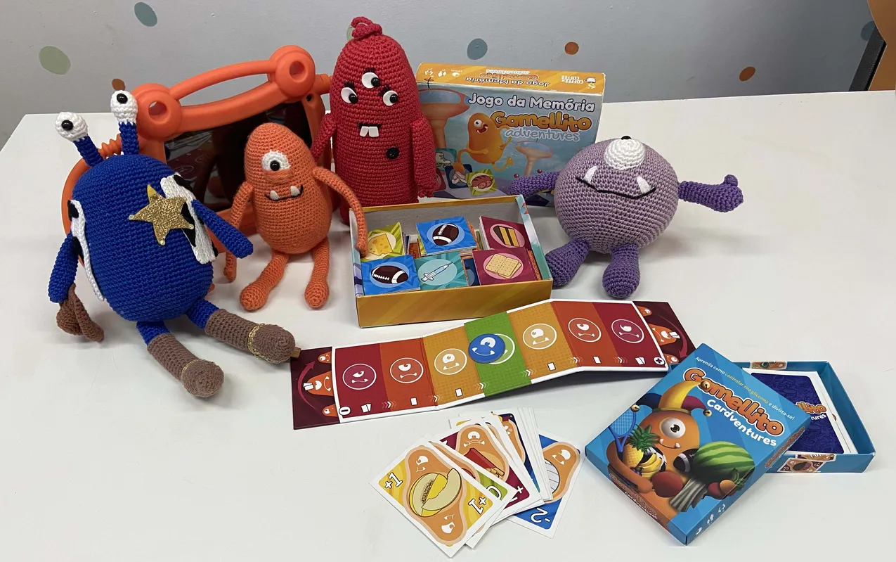 Jogos de carta e tabuleiro com a temática do Gamellito são usados nas atividades