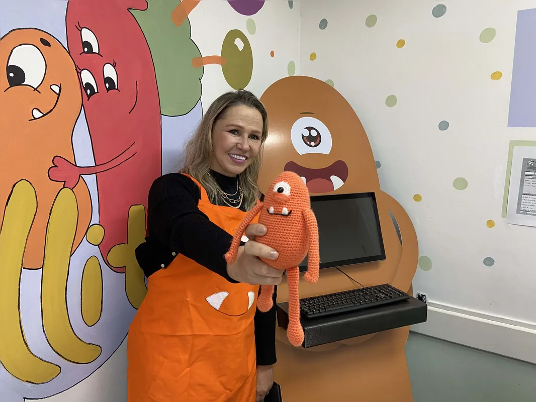 Vânia Vargas: criança passa a ser o cuidadora do  Gamellito, que possui diabetes tipo 1: “Ele tem que comer, tomar insulina, medir e ver quanto dá a glicemia"