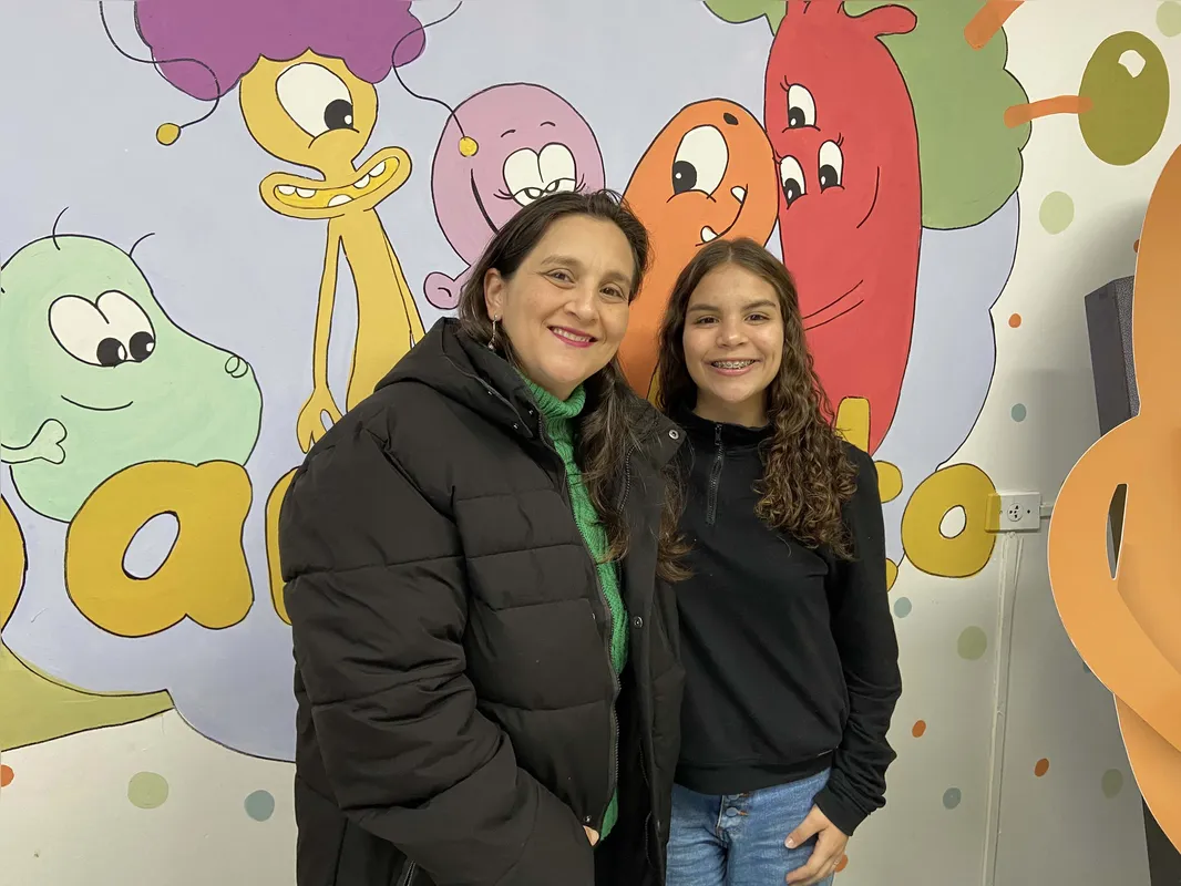 Laura Perassoli, 14, com a mãe Renata; garota foi diagnosticada com diabetes tipo 1 aos 9 meses de idade