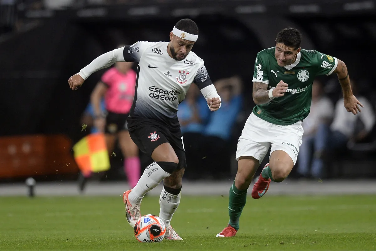 Memphis Depay e Emiliano Martínez no último duelo entre os rivais paulistas