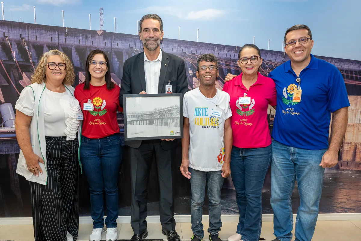 Imagem ilustrativa da imagem Artista da Apae leva desenho da barragem da Itaipu a Enio Verri