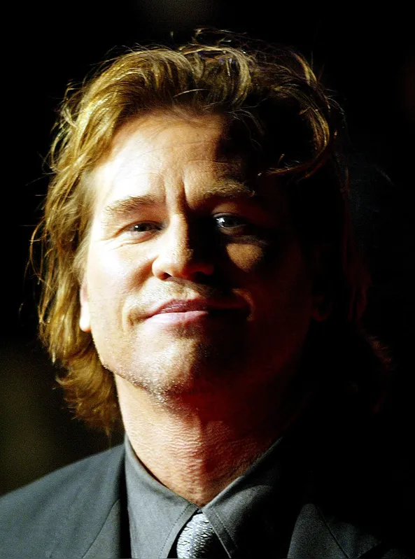 Val Kilmer: Uma das últimas aparições no cinema de Kilmer foi em "Top Gun: Maverick", de 2022, com voz recraida por inteligência artificial