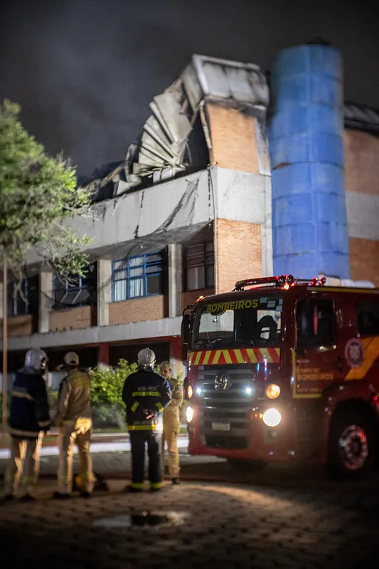 Imagem ilustrativa da imagem Aulas são suspensas após incêndio na PUC em Curitiba