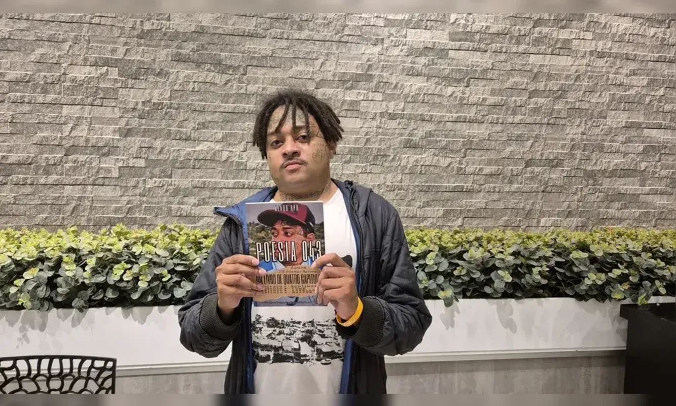 O rapper Menor NPR terá seu livro "Poesia 043" na Bienal, no estande da editora UICLAP