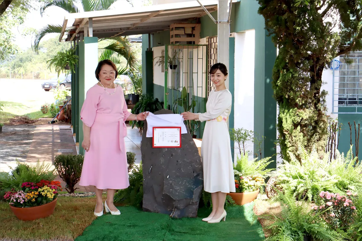A presidente da ACEL Luiza Yamashita e a princesa Kako