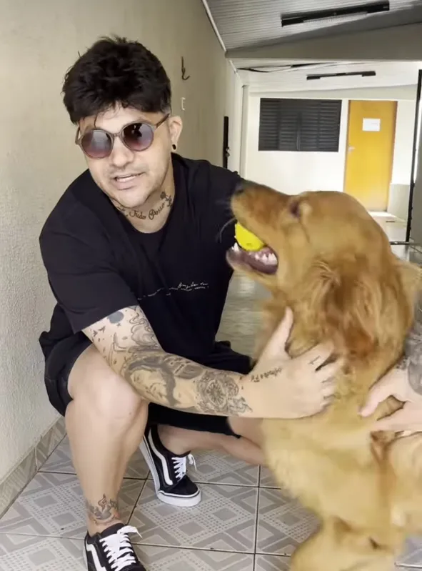 O vereador Deivid Wisley e o golden Bento, que vai para um lar definitivo em poucos dias