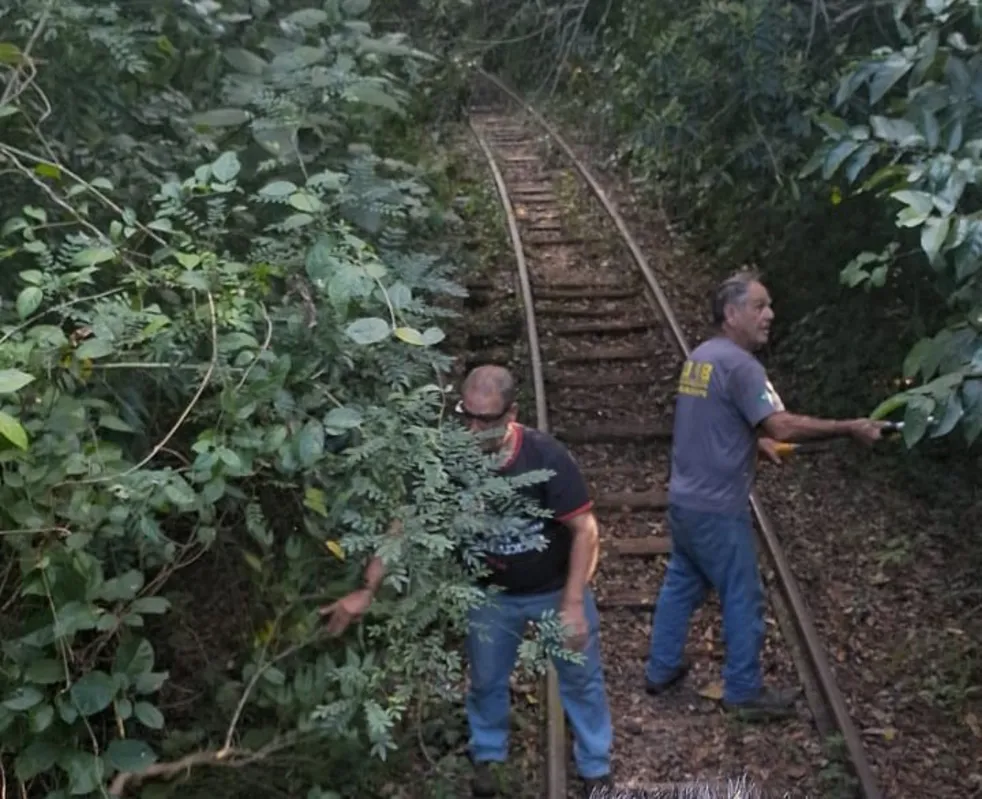 A linha férrea foi desativada oficialmente em 2001, mas ainda conserva vestígios importantes da antiga infraestrutura