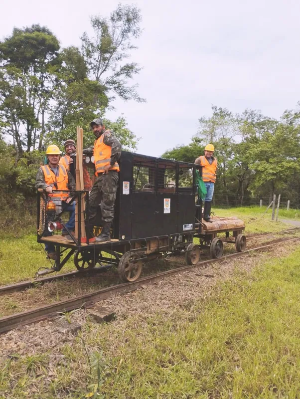 Voluntários da BPLF-PR mantêm, há sete anos, uma rotina de visitas, limpeza e inspeções, com o objetivo de preservar a memória da ferrovia e seu valor histórico para a região