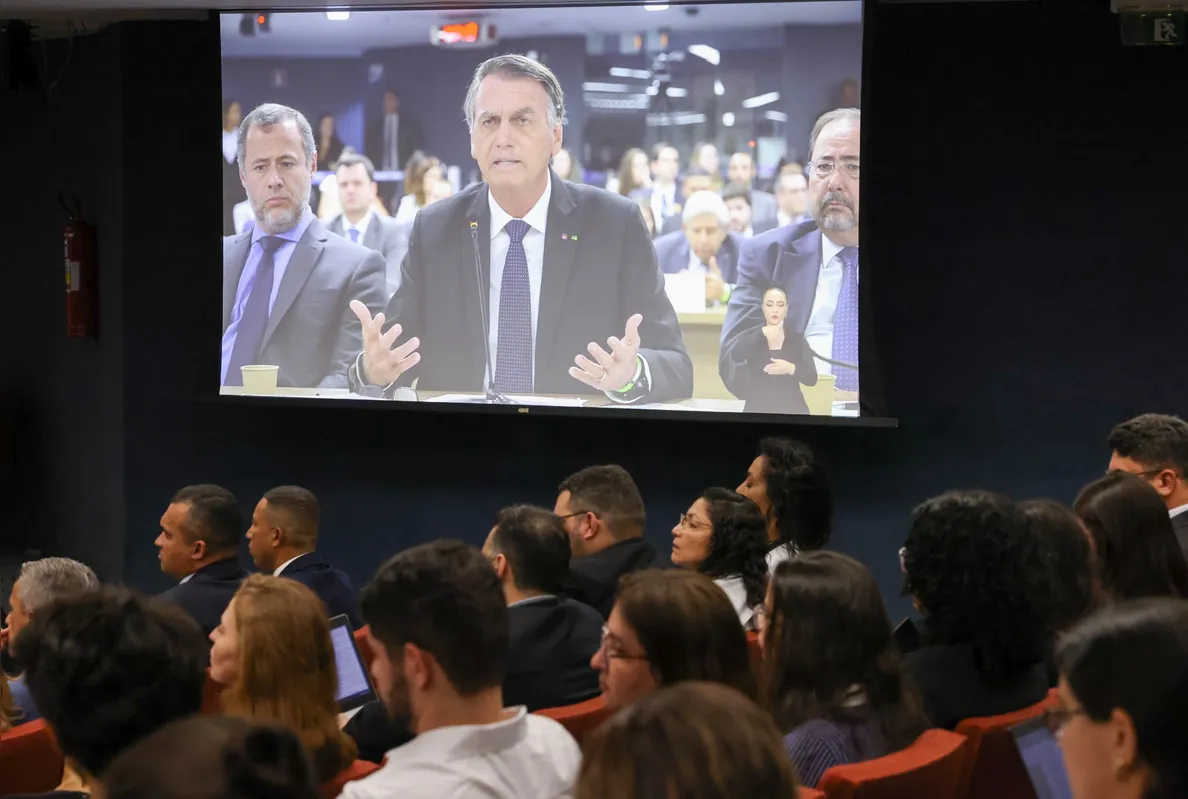 Jair Bolsonaro também minimizou seus ataques anteriores e frequentes a instituições e autoridades, como os ministros do Supremo