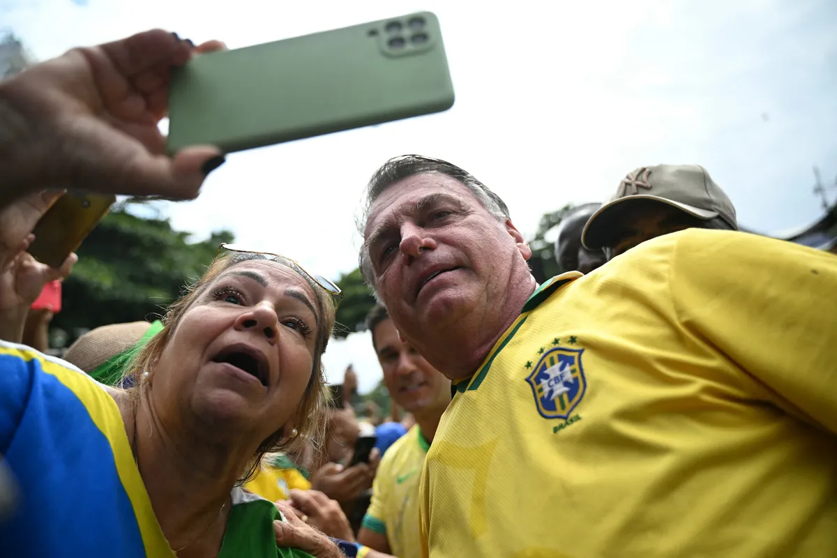 Bolsonaro posa para foto com eleitora: ex-presidente afirma que "se devesse alguma coisa não teria voltado dos Estados Unidos"