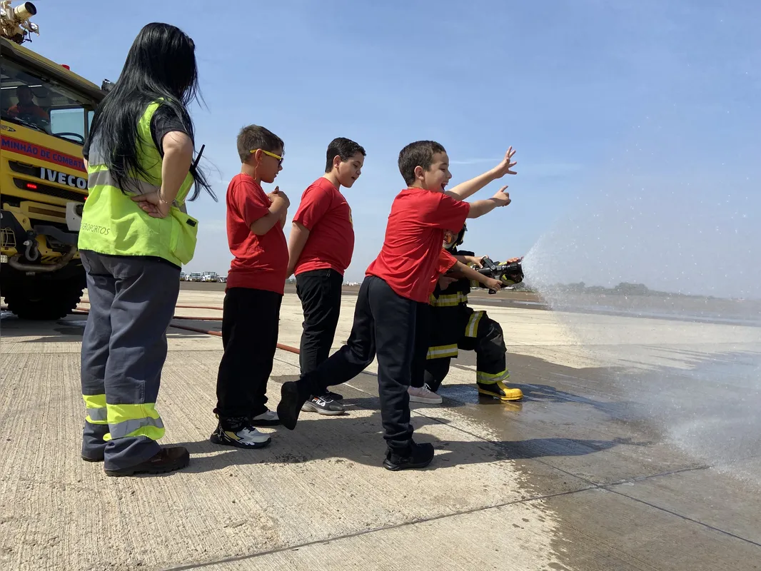 Os pequenos bombeiros viram como funciona uma operação de combate a incêndio no Aeroporto de Londrina