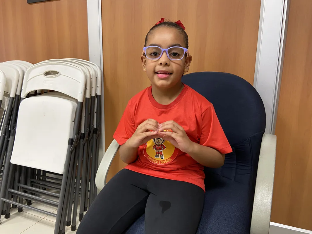Tayla Almeida, 7, quer se tornar "uma grande bombeira