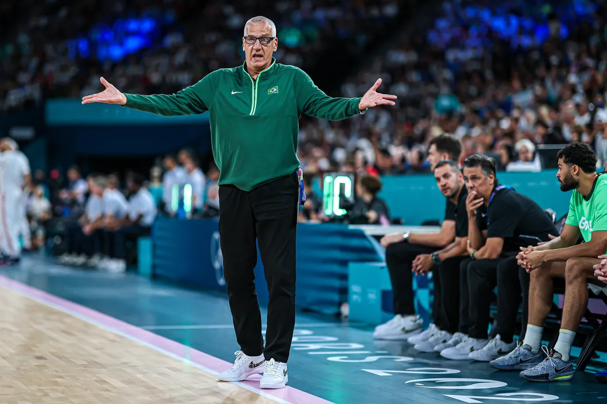 “É um grupo de muitas incógnitas. EUA é sempre competitivo, mas neste momento não sabemos com qual equipe vai jogar", avaliou Aleksandar Petrovic, técnico da seleção masculina