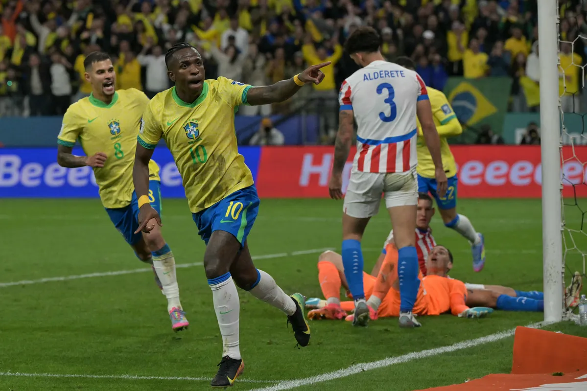 Jogando mais centralizado, Vinícius Júnior marcou o gol do Brasil no primeiro tempo aproveitando cruzamento de Mateus Cunha