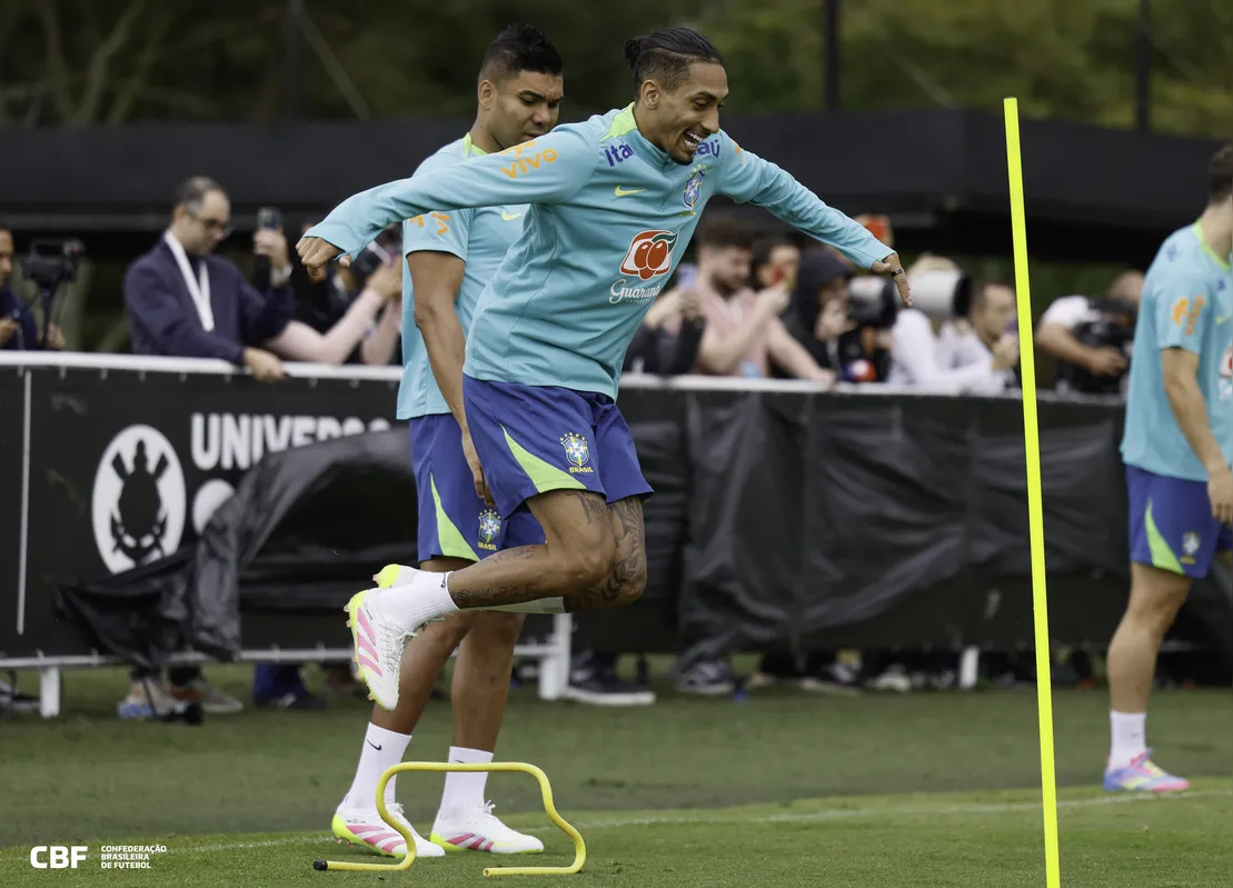 A seleção brasileira terá o retorno de Raphinha ao time titular, que foi eleito o craque do Campeonato Espanhol e campeão com o Barcelona