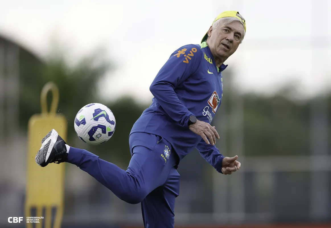 O técnico Carlo Ancelotti em momento de descontração no treino da seleção: italiano dirige pela primeira vez a equipe jogando no Brasil