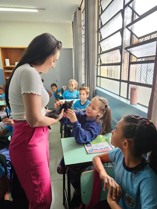 Atividades realizadas em parceruia com a CMTU também abordaram cuidados com animais de estimação e orientação de como denunciar maus-tratos