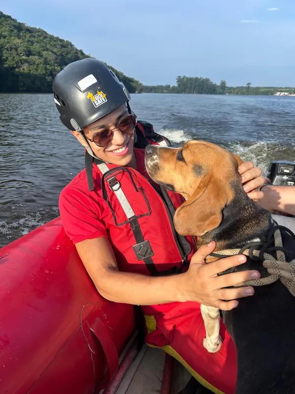 Imagem ilustrativa da imagem Cãozinho sobrevive a queda de penhasco e é resgatado por bombeiros do PR