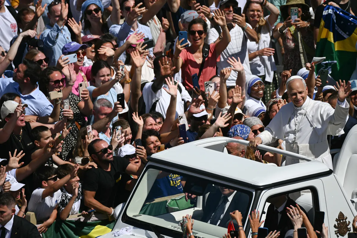 Papa Leão XIV saúda os católicos presentes à Praça de São Pedro para celebrar a canonização de Acutis e Frassati