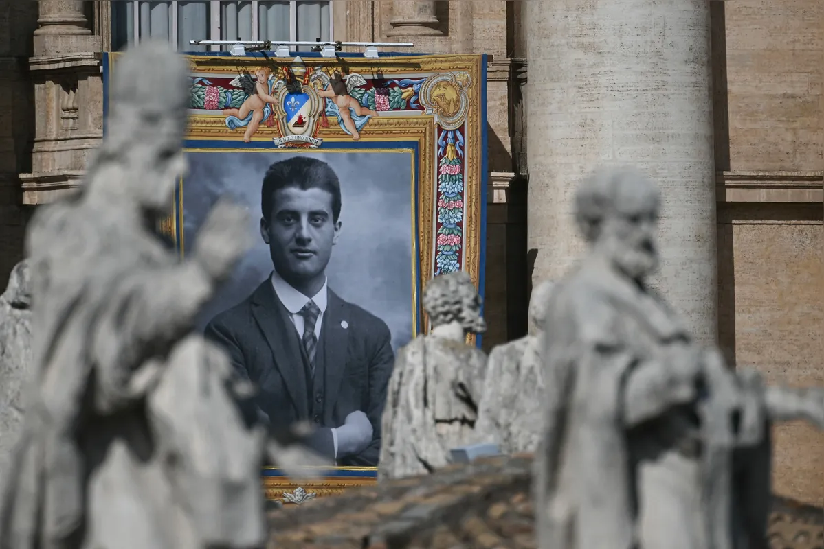 Retrato de Pier Giorgio Frassati é exposto na Praça de São Pedro, no dia da sua canonização, em 7 de setembro