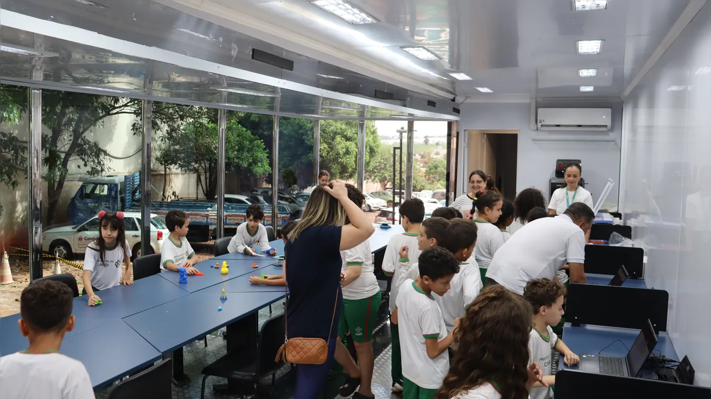 Nas Oficinas de Demonstração, alunos das escolas públicas do Paraná têm acesso a vários tipos de tecnologias inovadoras