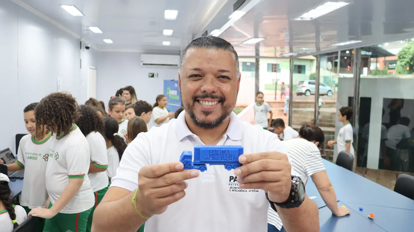 Aquiles Fernandes, da equipe da Secretaria de Estado da Inovação e Inteligência Artificial (SEIA),  fez uma mini carreta na impressora 3D como demonstração para os alunos