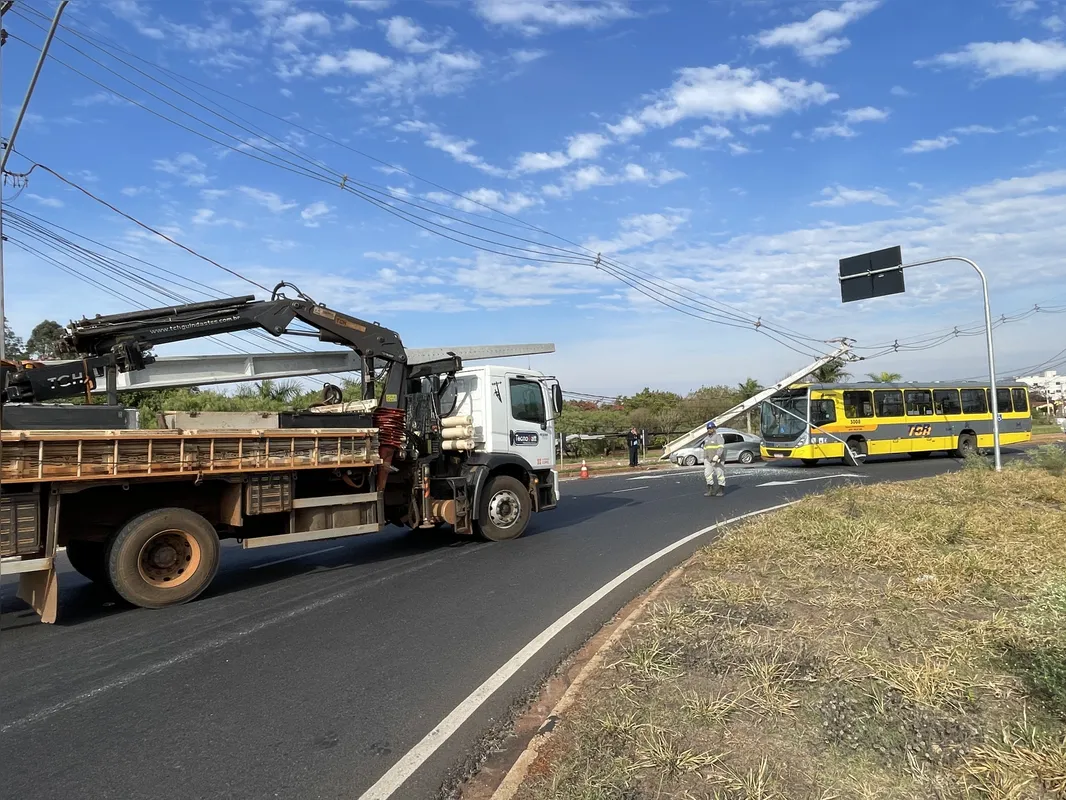 Imagem ilustrativa da imagem Carro bate em poste, que cai e atinge ônibus na rotatória do viaduto da PUC