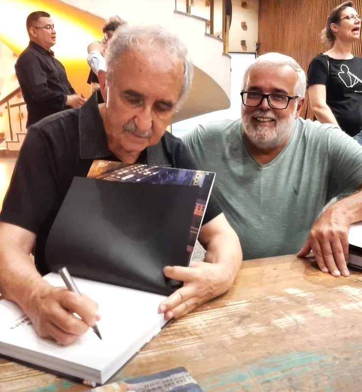 O autor do livro, o jornalista Zeca Correia Leite, com o professor universitário londrinense e também escritor Fernando Gimenez