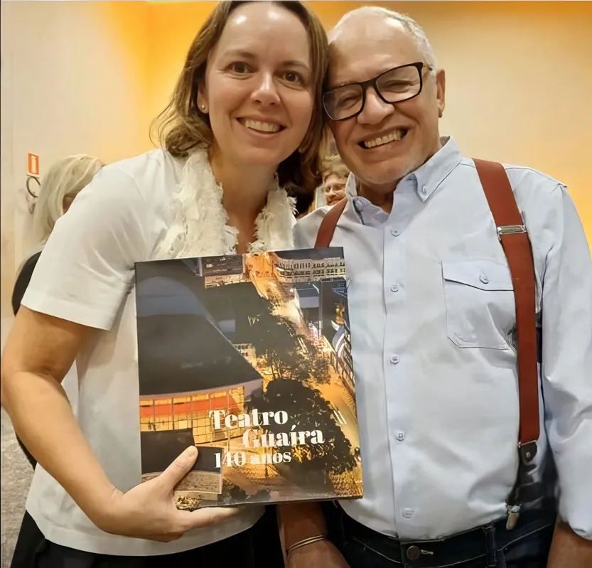 A Secretária de Estado da Cultura Luciana Casagrande Pereira com o ator Danilo Aveleda