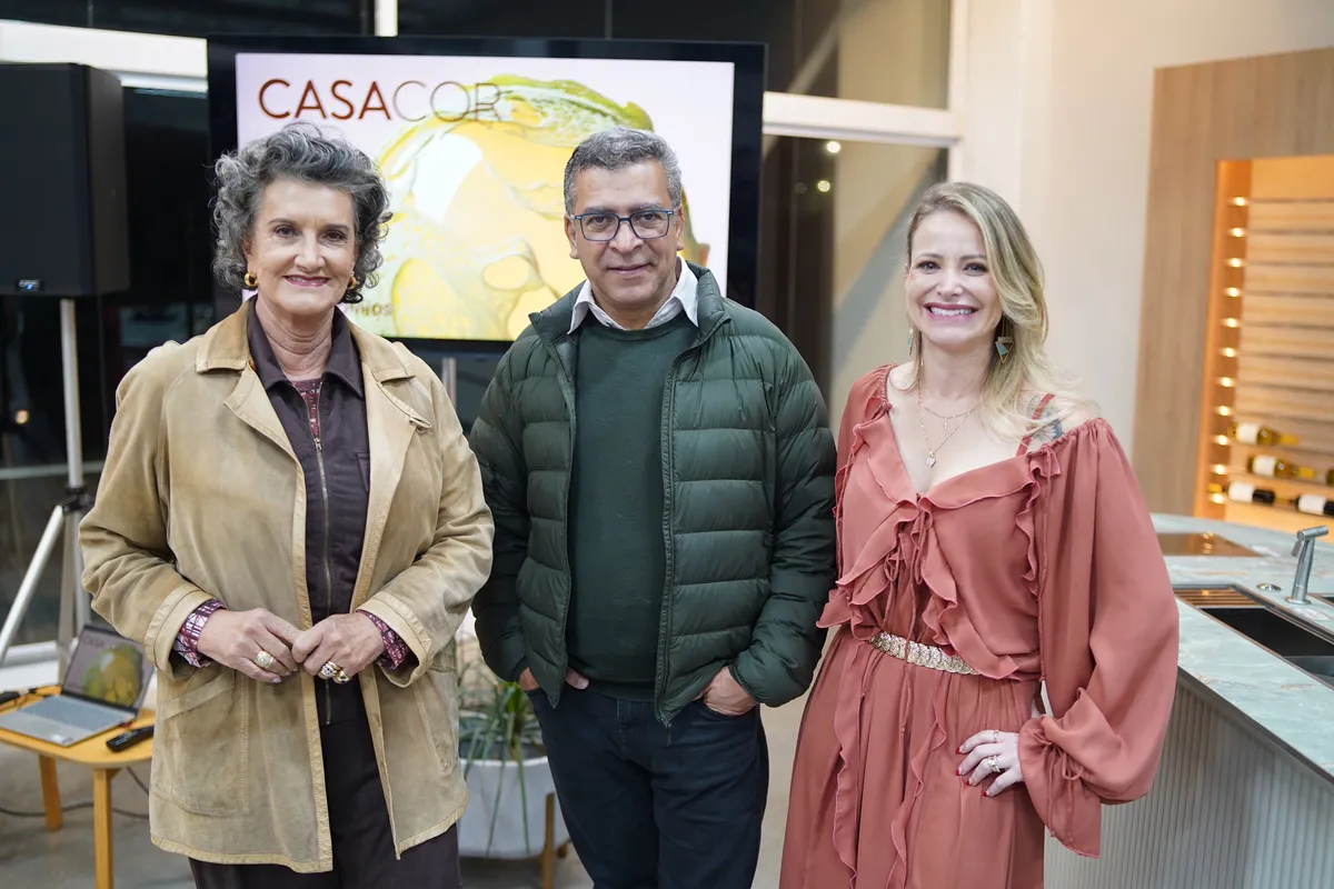 Diretora da CasaCor Paraná, Marina Nessi com o curador nacional da CasaCor, Pedro Ariel Santana, e Beatriz Moreira, diretora de relacionamento Balaroti