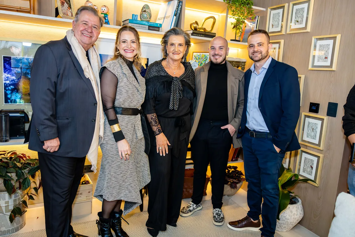 O arquiteto Marcelo Melhado, a diretora de Relacionamento do Balaroti, Beatriz Moreira, a diretora da CasaCor Paraná, Marina Nessi, o gerente comercial da Kinta Acabamentos, Caique Perin, e o arquiteto Giancarlos Malacarne