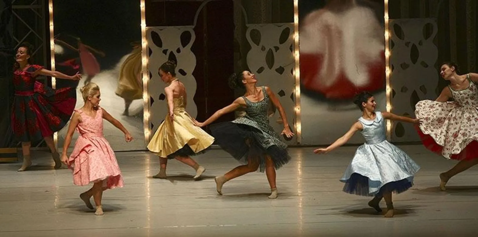 "Cinderela", espetáculo do Balé Teatro Guaíra (BTG), com figurino de Gelson Amaral, um artista múltiplo