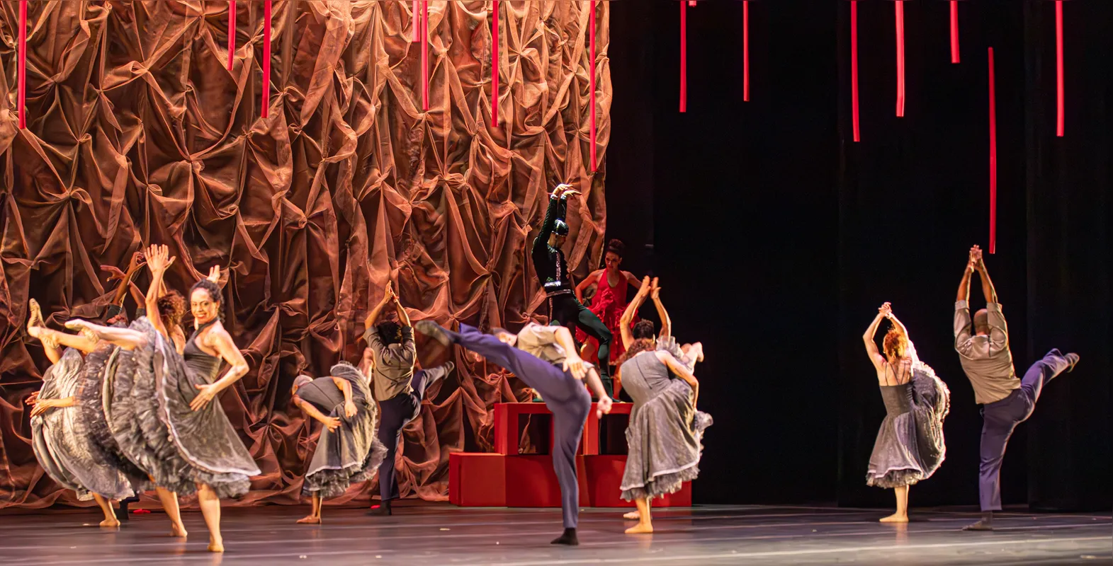 'Carmen', com direção de Luiz Fernando Bongiovanni: espetáculo foi apresentado em 2024 no Teatro Cemig Palácio das Artes, em Belo Horizonte (MG), com o cenário idealizado por Gelson Amaral em 2016, para o Balé do Teatro Guaíra
