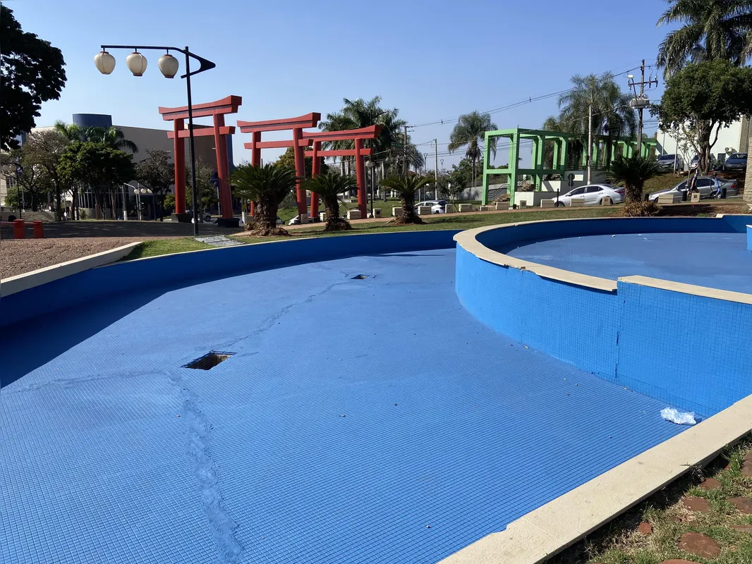 Praça Tomi Nakagawa: cenário de abandono e alvo de vandalismo há anos