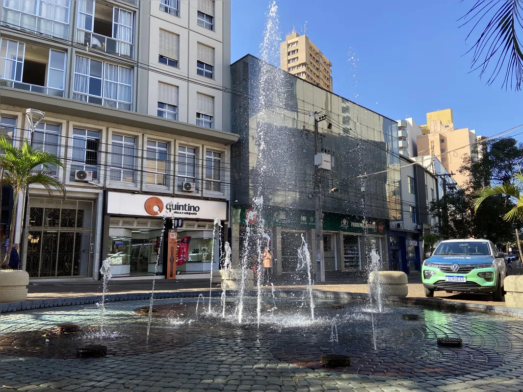Imagem ilustrativa da imagem Chafarizes de Londrina acumulam lixo e reclamações