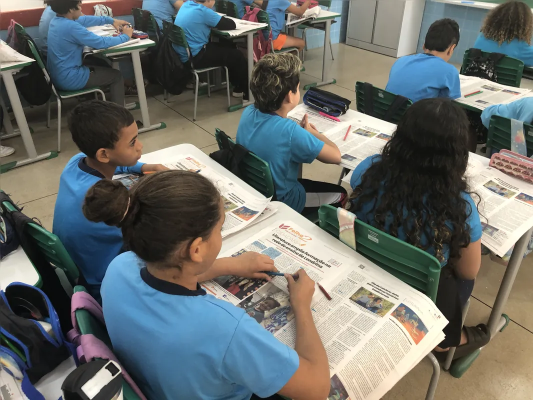 Alunos da Escola Municipal América Sabino Coimbra, no Vista Bela, em Londrina, em atividades com a Folha Cidadania: notícias analisadas em sala de aula