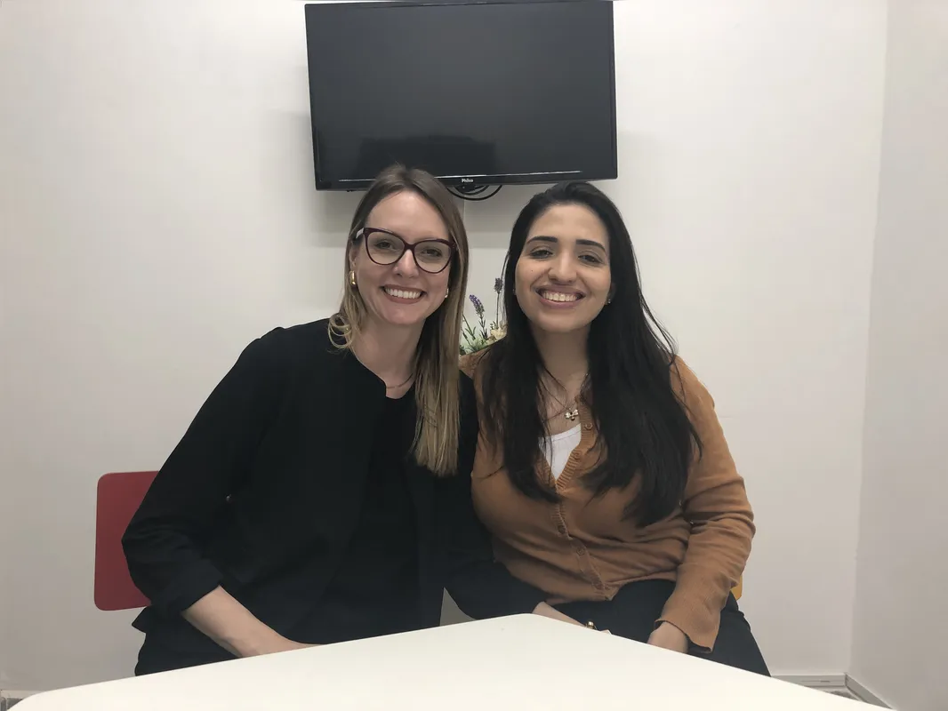 A coordenadora pedagógica Débora Beneciutti e a diretora Patrícia Ramos, da E.M. América Sabino Coimbra, destacam a importância da leitura do jornal na rotina escolar