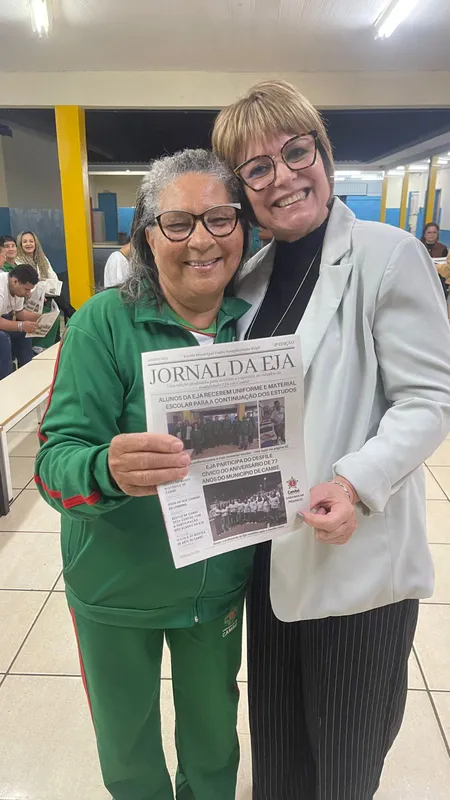 Aluna da EJA, de Cambé, com a secretária de Educação do Município, Estela Camata: jornal produzido na escola também chega às famílias dos estudantes