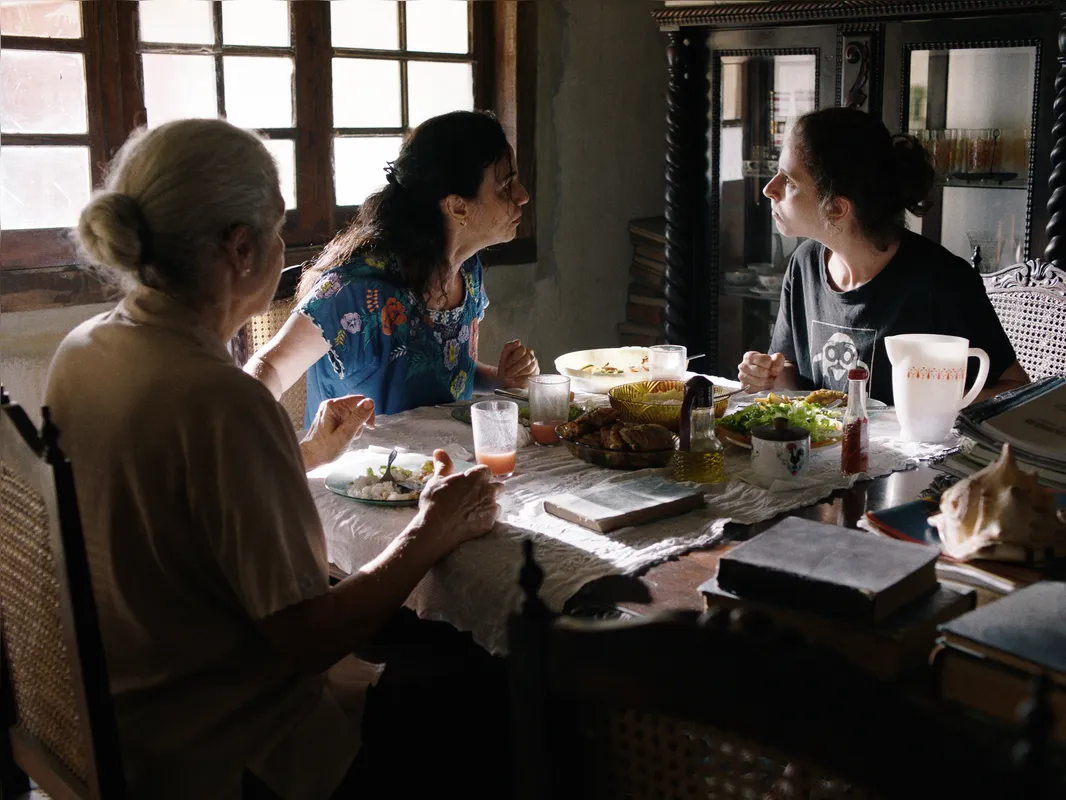 "Malu": filme inspirado na figura da mãe do diretor traz liberdade poética  e equilibra-se em três gerações de mulheres