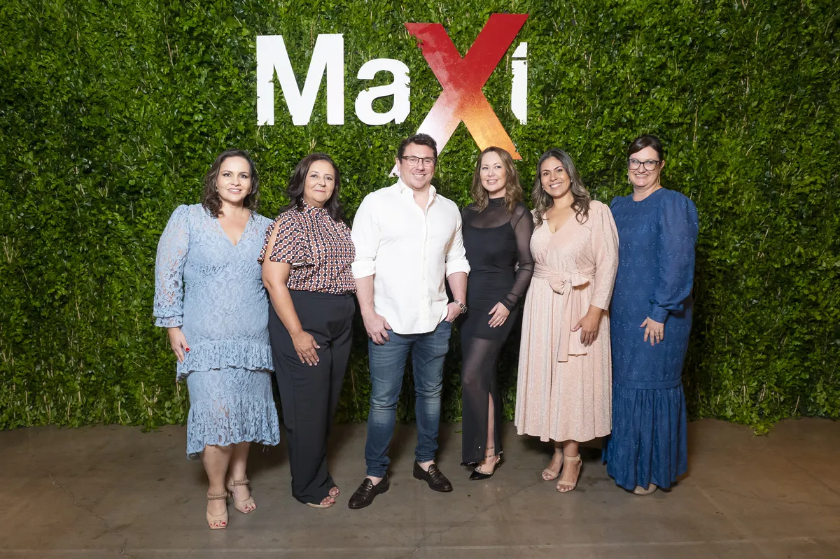 Rosângela Silva, Coord. Fundamental - Anos Iniciais; Luciana Haddad, Dir. Pedagógica; Bruno Chaves, Mantenedor do Colégio Maxi e sua esposa Aline Chaves; Débora Durães, Diretora-Geral; Karina Sosigan, Coord. Infantil.
