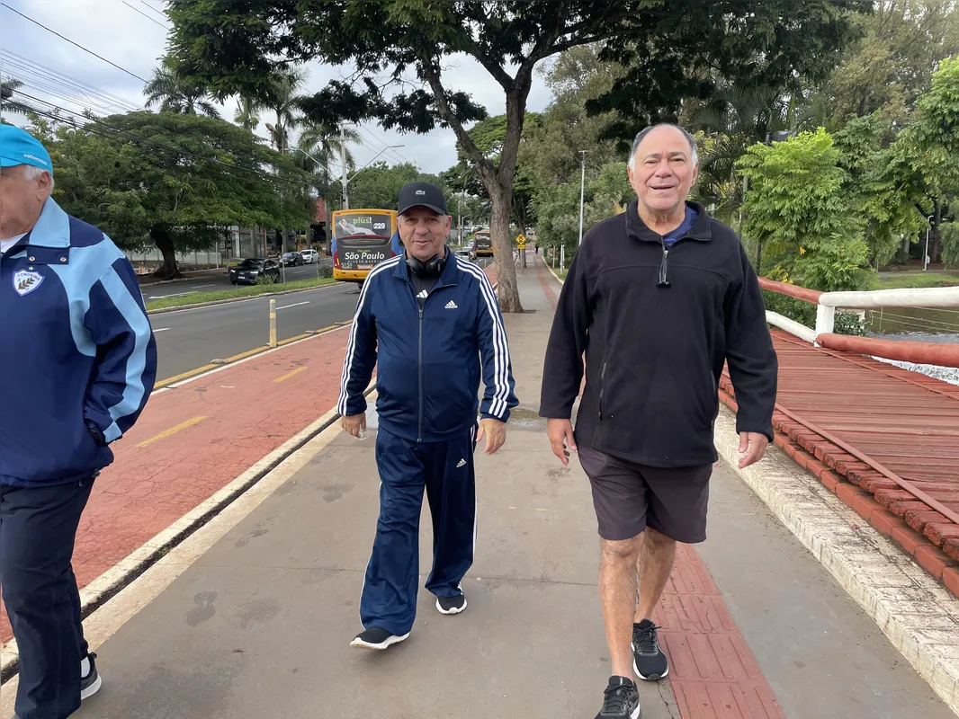 Os amigos Edmilson Santos Assunção e Helemilton Oliveira se encontram para caminhar todos os dias: "Mesmo com o frio a gente vem"