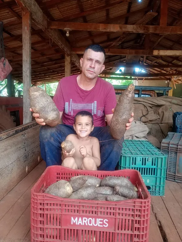O produtor Jefferson Mendonça da Silva, com o filho Benjamin, destaca a lucratividade do cultivo do cará