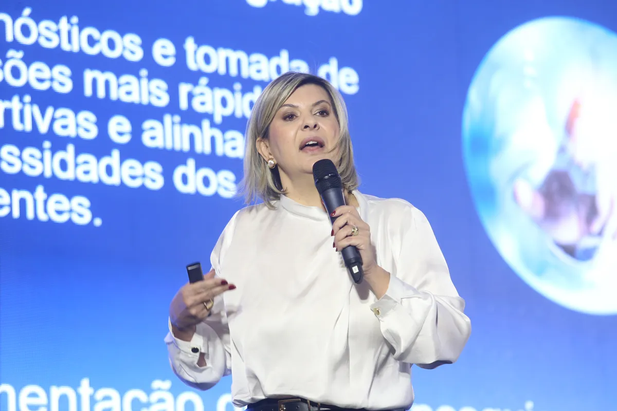 Andrea Name: “Até aonde podemos ir com a IA sem barrar os processos de educação, aprendizado e discussão de dados?”